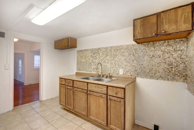 Building Photo - Cute Bungalow - great yard - Two Bedroom