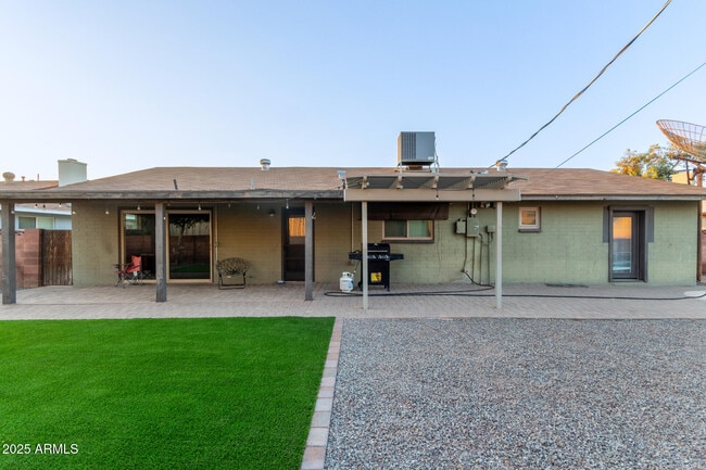 Building Photo - 319 E Riviera Dr