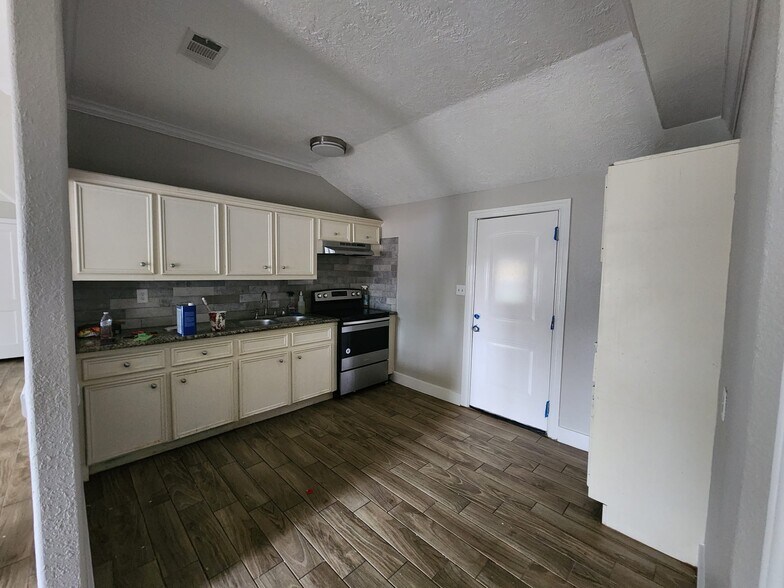 Building Photo - 304 Truman St,