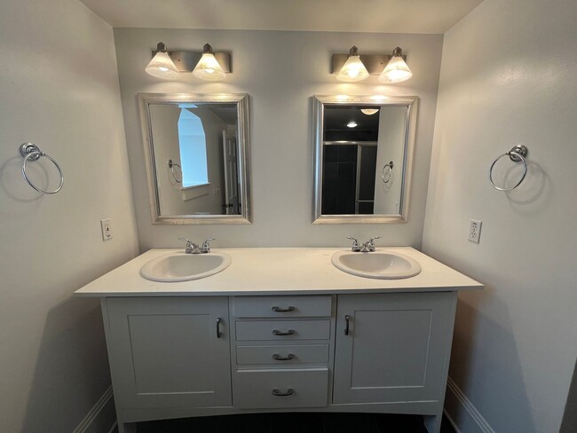 Building Photo - Charming 3 Bed 3.5 Bath home in Southwest ...