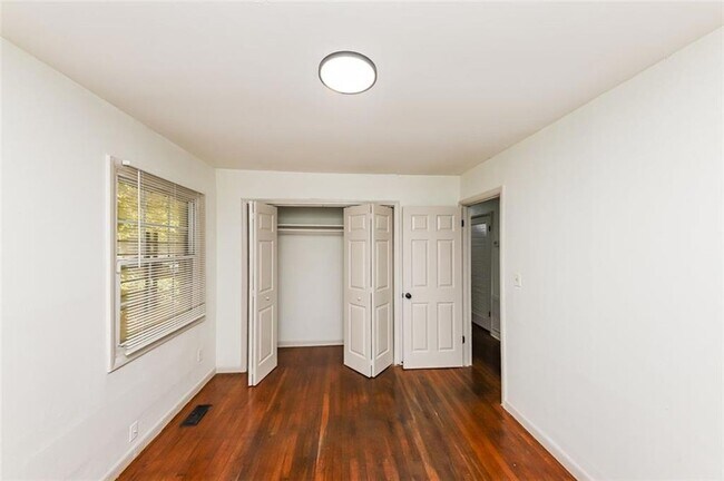 Building Photo - 210 Oak Dr SE