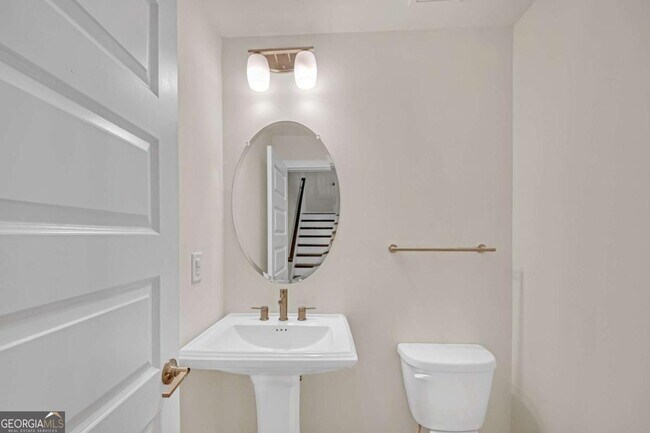 Building Photo - 860 Stonehill Ln