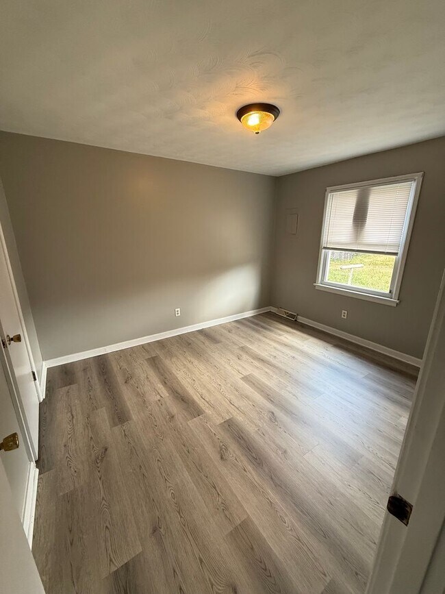 Building Photo - 2 Bed / 1 Bath
