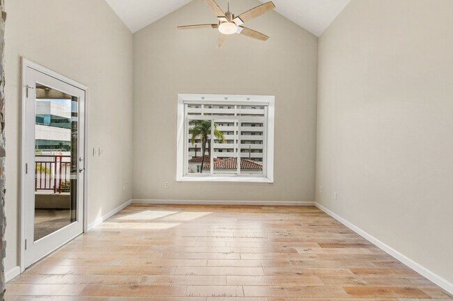 Building Photo - Penthouse 1BR + Loft w/ Bonus Room | 2 Baths | Laundry | 2 Parking | Walk to Balboa Park