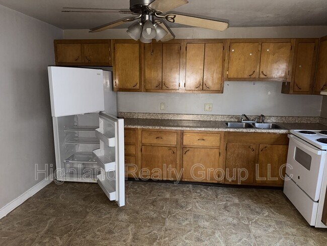 Building Photo - 100 Spring St