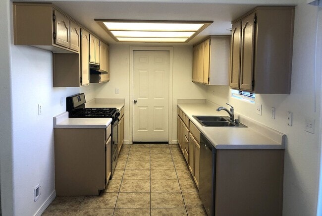 Building Photo - Centrally Located