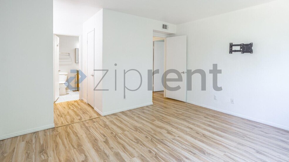 Building Photo - Unit 4