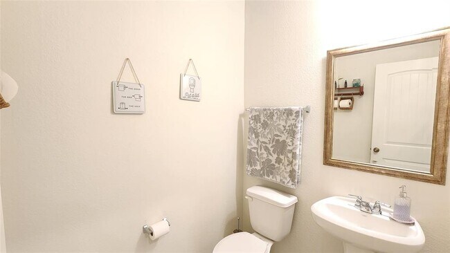 Building Photo - 402 Parrot Tulip View