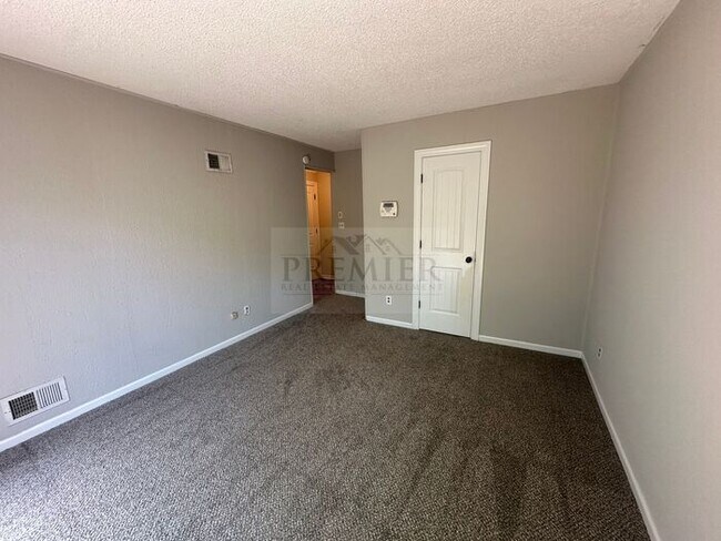 Building Photo - 3 bed / 1 bath duplex for rent - $1425- re...