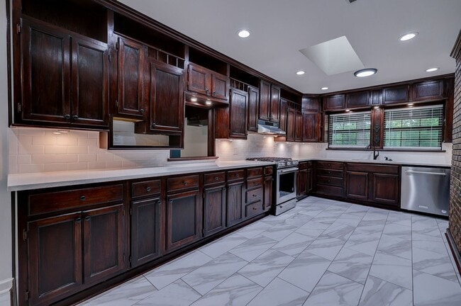 Building Photo - 3 bed 3 bath single family house