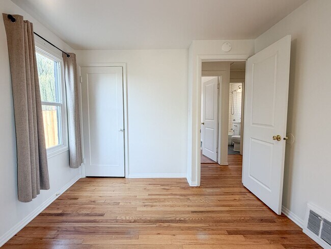 Building Photo - 6119 N Braeburn Dr