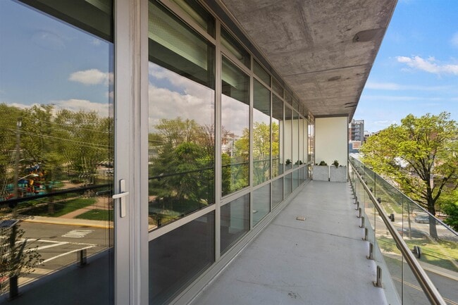 Building Photo - 320 Adolphus Ave