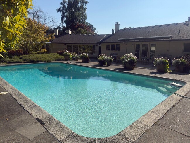 Building Photo - 3900 SW 75th Ave
