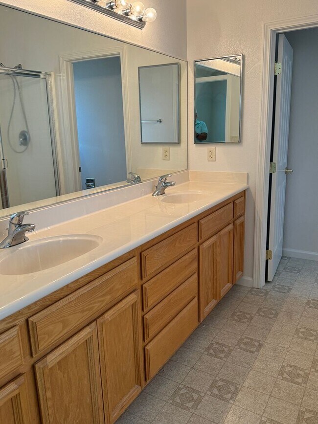 Building Photo - Possible 4th Bedroom