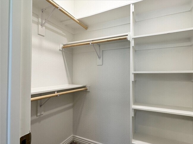 Building Photo - 2085 N Penelope Ln