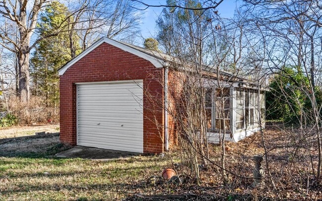 Building Photo - 807 Shamrock Rd