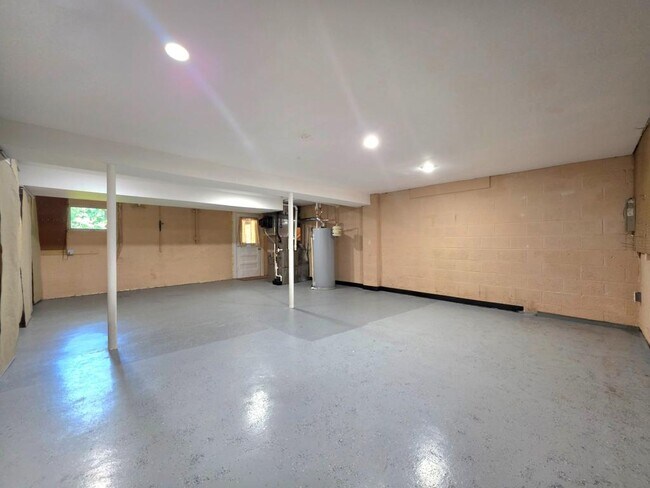 Building Photo - 2215 Collingwood Rd