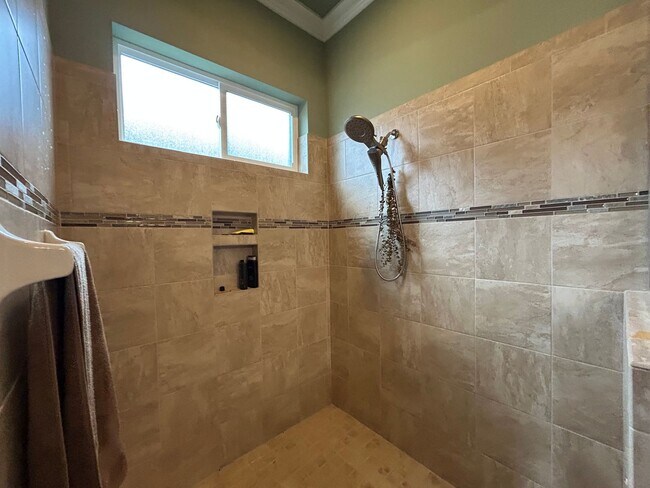 Building Photo - Elegant 3/2 in Oakmont