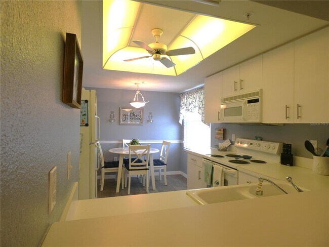 Building Photo - 9320 Clubside Cir