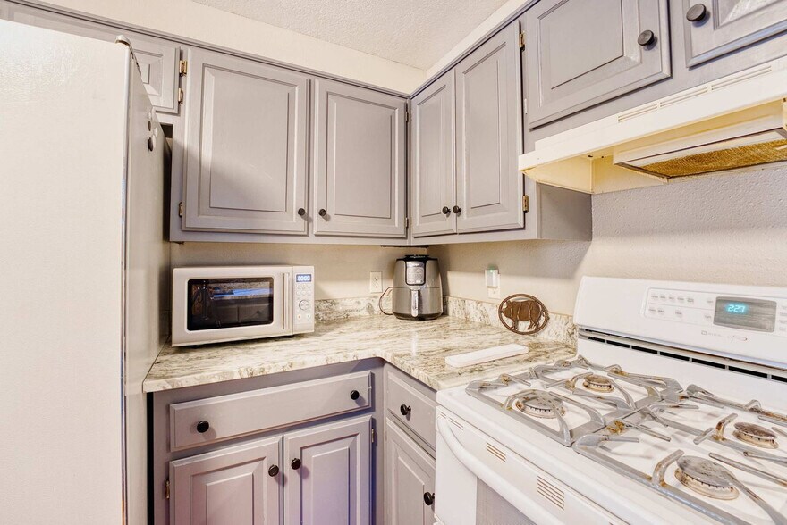 Building Photo - 1072 Valley View Dr