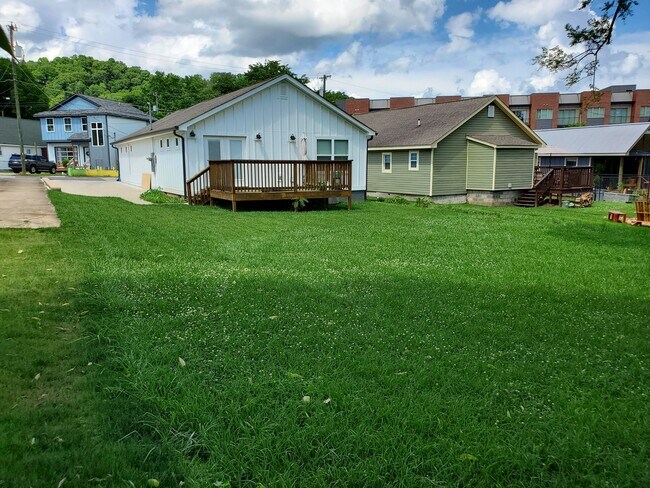 Building Photo - 606 Van Dyke St