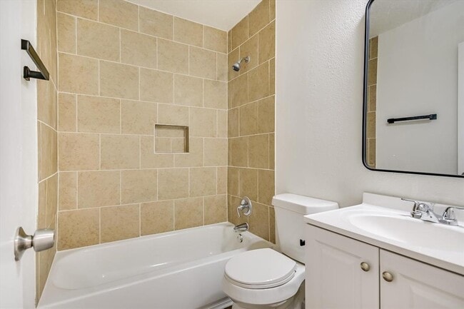 Building Photo - 1402 Waterloo Tr