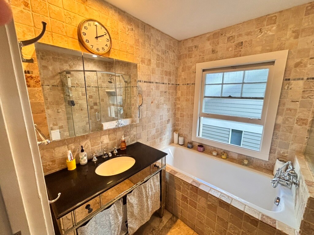 Building Photo - 238 Mather St