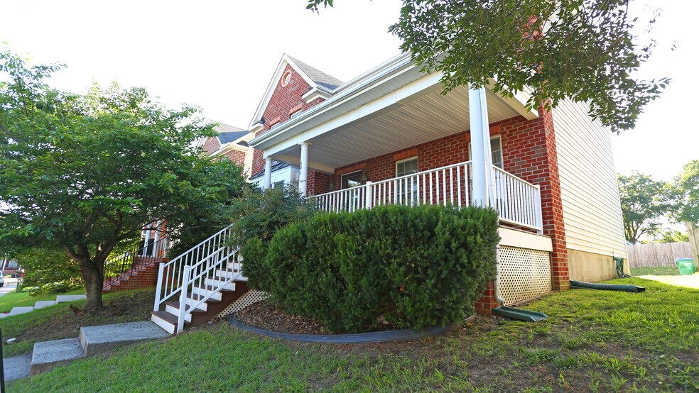 Building Photo - 406 Temple St