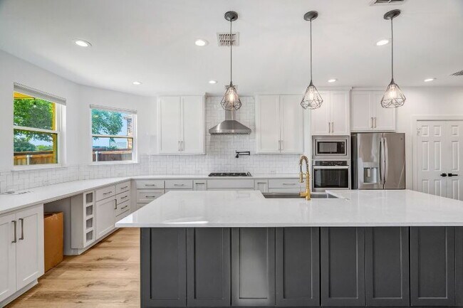 Building Photo - "Stunning 4-Bedroom, 2.5 Bath Oasis with P...