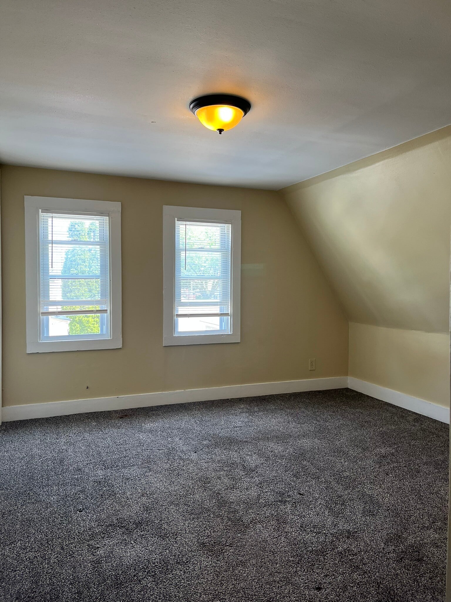 Building Photo - 2223 E Vollmer Ave