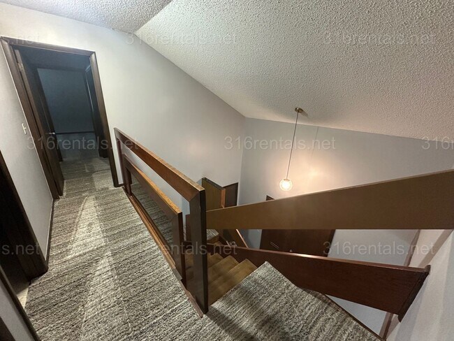 Building Photo - $1495 - 2 bed 1.5 bath - Duplex located in Riverside