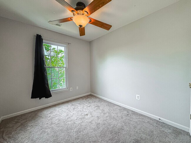 Building Photo - Gorgeous 3 Bed 2.5 Bath Interior Townhome ...