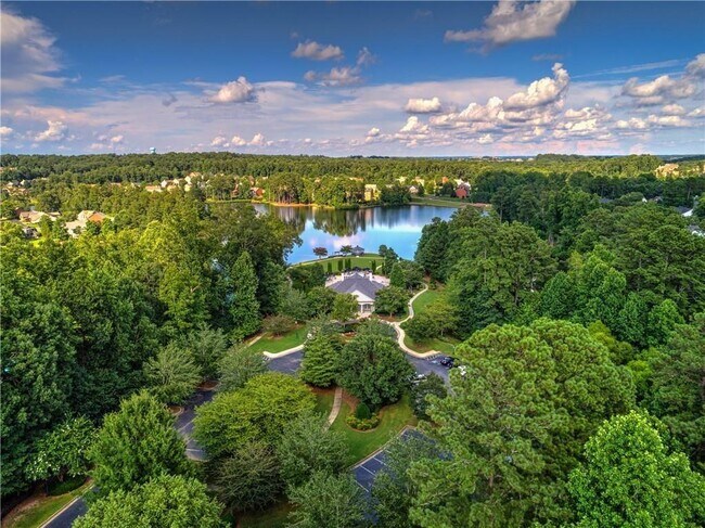 Building Photo - 1695 Montcliff Dr