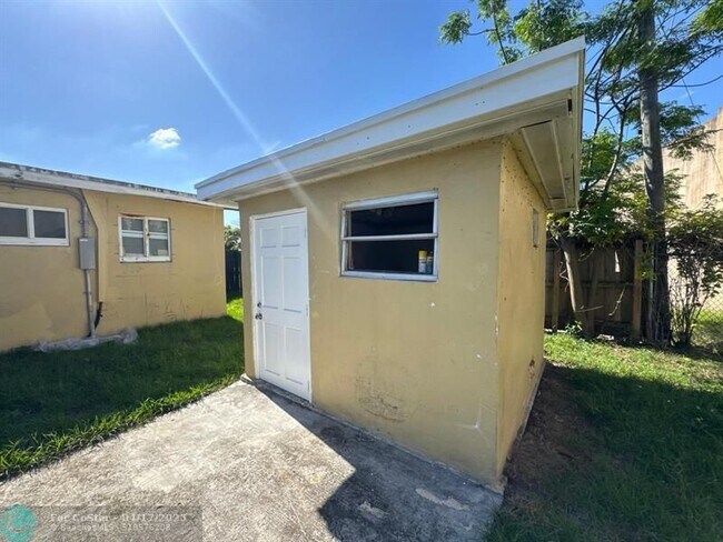 Building Photo - 1710 Lauderdale Manor Dr