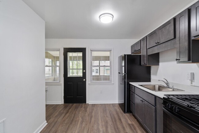 Building Photo - Newly Renovated 2-Bedroom Townhouse