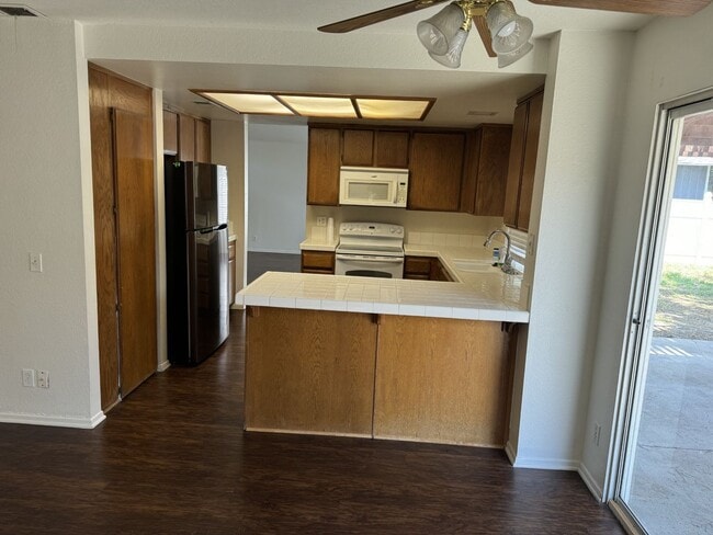 Building Photo - 4 bed 3 full bath house with 3 car attache...