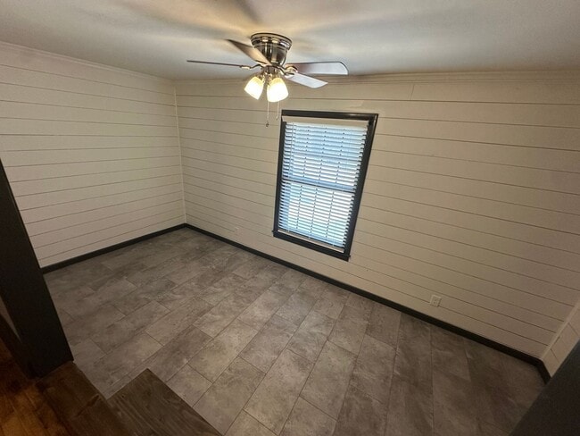 Building Photo - 2 Bed 1 Bath home minutes from everything ...