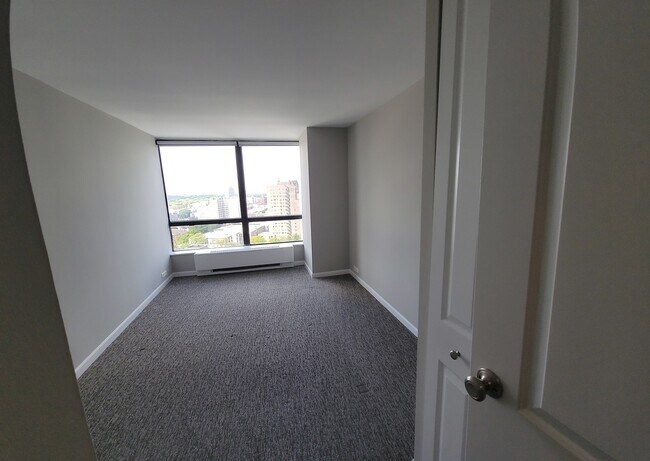Building Photo - 5415 N Sheridan Rd