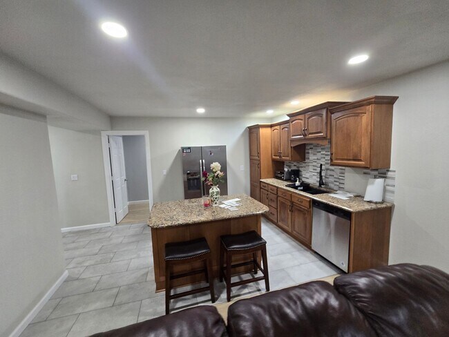 Building Photo - 2 Bed 2 Bath Basement Apartment