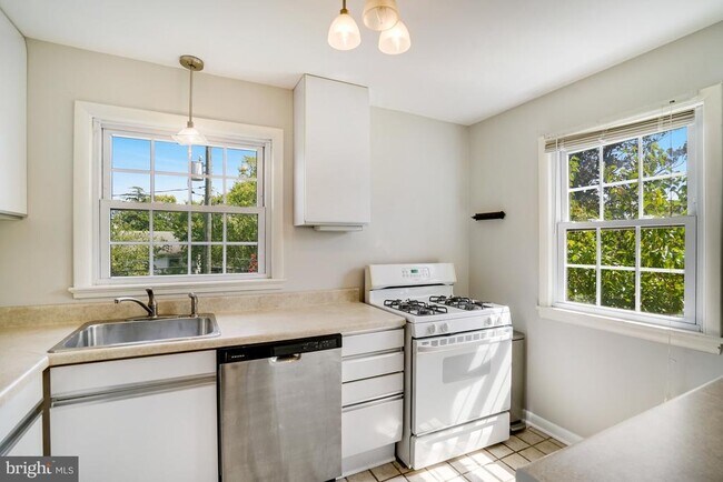 Building Photo - 706 N Cleveland St