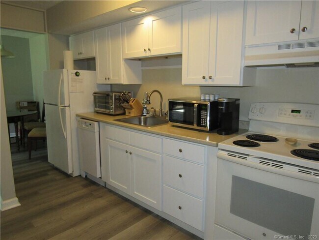 Building Photo - 83 Horse Pond Rd