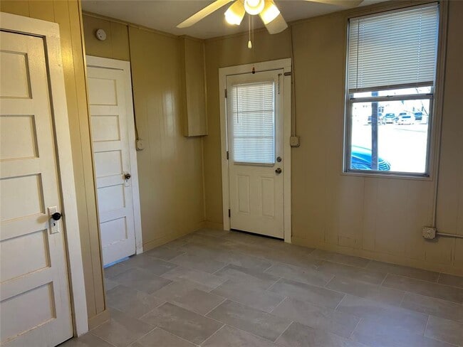 Building Photo - 906 Haysel St