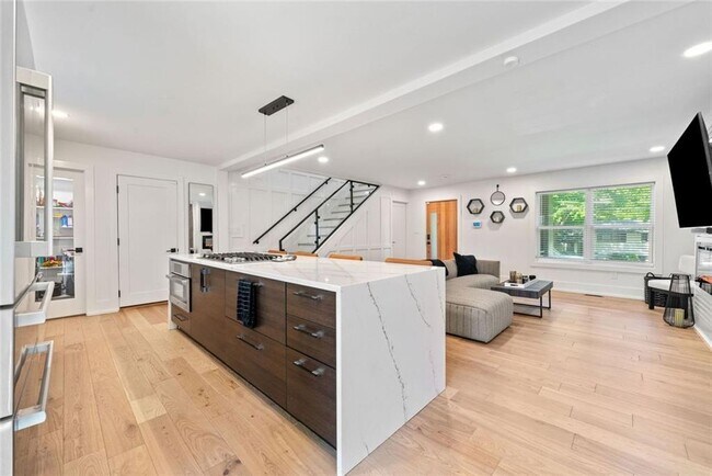 Building Photo - 320 Kelso Dr SW