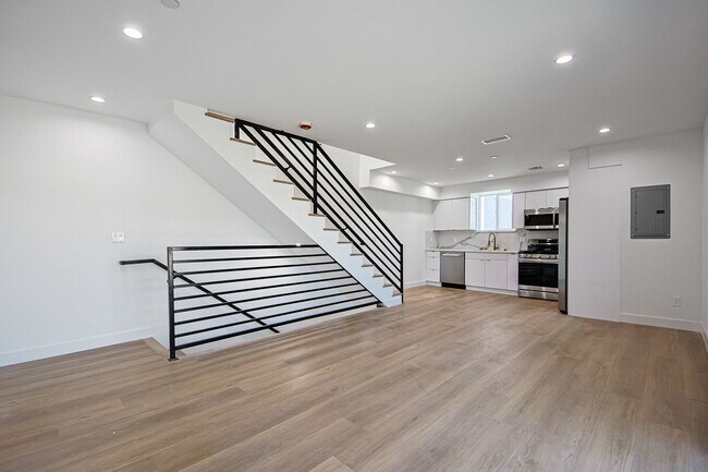 Building Photo - 1638 S Longwood Ave