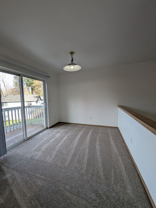 Building Photo - Centrally Located 3 Bedroom Triplex Unit Avail. for Rent - W/S/G paid with rent