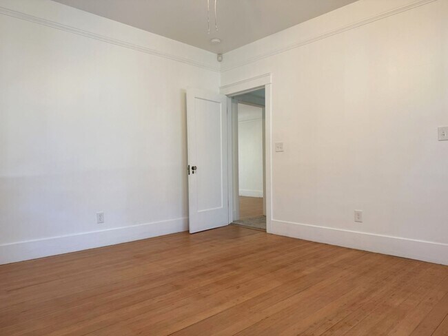 Building Photo - 838 W 19th St