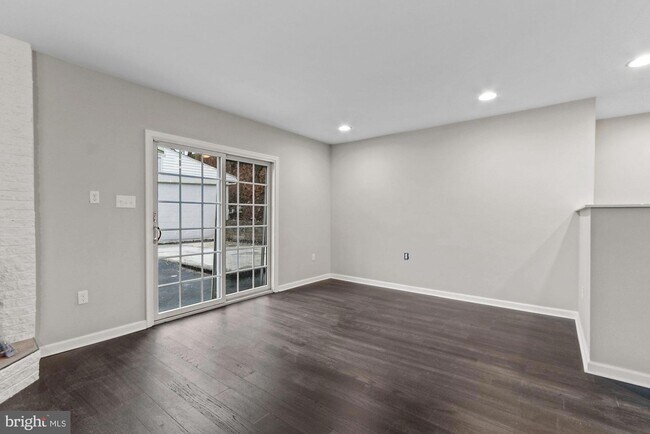 Building Photo - 1144 3rd St