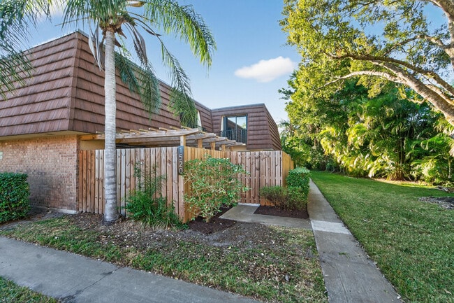 Building Photo - 1520 15th Ln