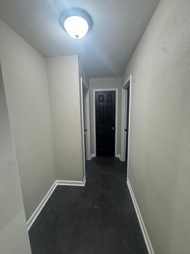 Building Photo - 1490 Hugenot St