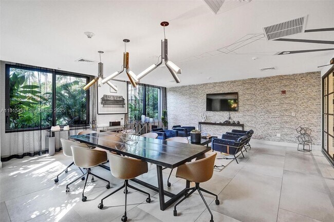 Building Photo - 121 NE 34th St